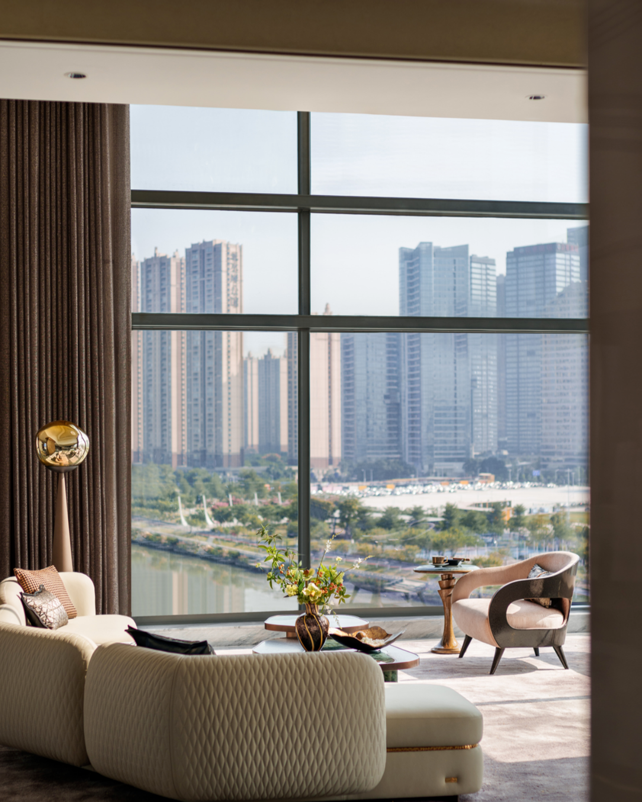 Gold Foil as Strings, Light and Shadow as a Score: How a Matrix Wine Cabinet Composes the Spatiotemporal Concerto of Lingnan Life