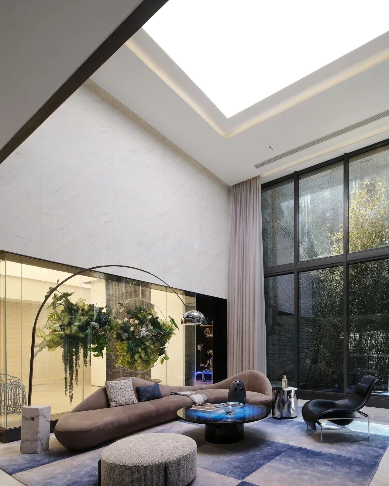 Encountering the Poetic Luxury of a Blue-Toned Sofa in the Light and Shadow of Modern Oriental Aesthetics