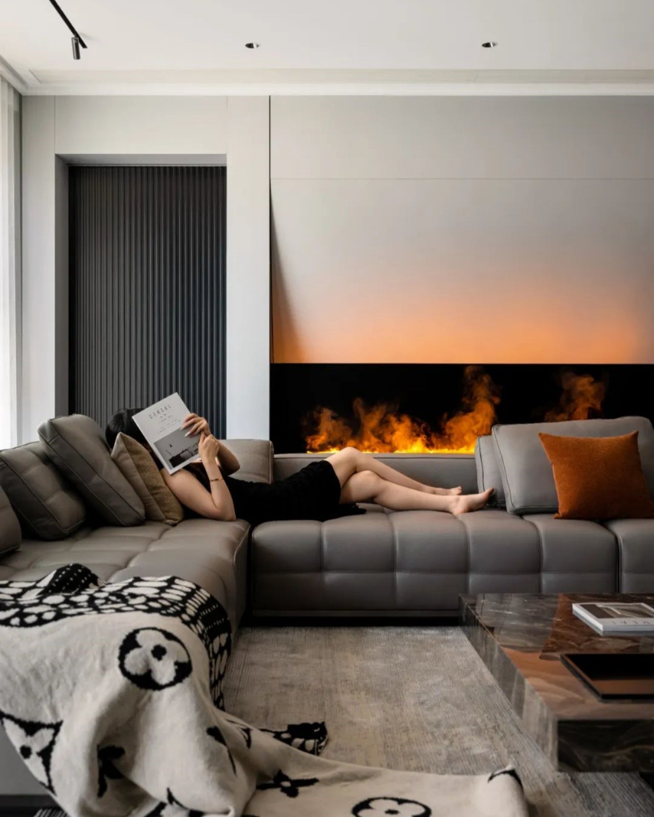 Silent Lines, Subtle Tension — The Spiritual Expression of a Sofa in a Minimalist Space