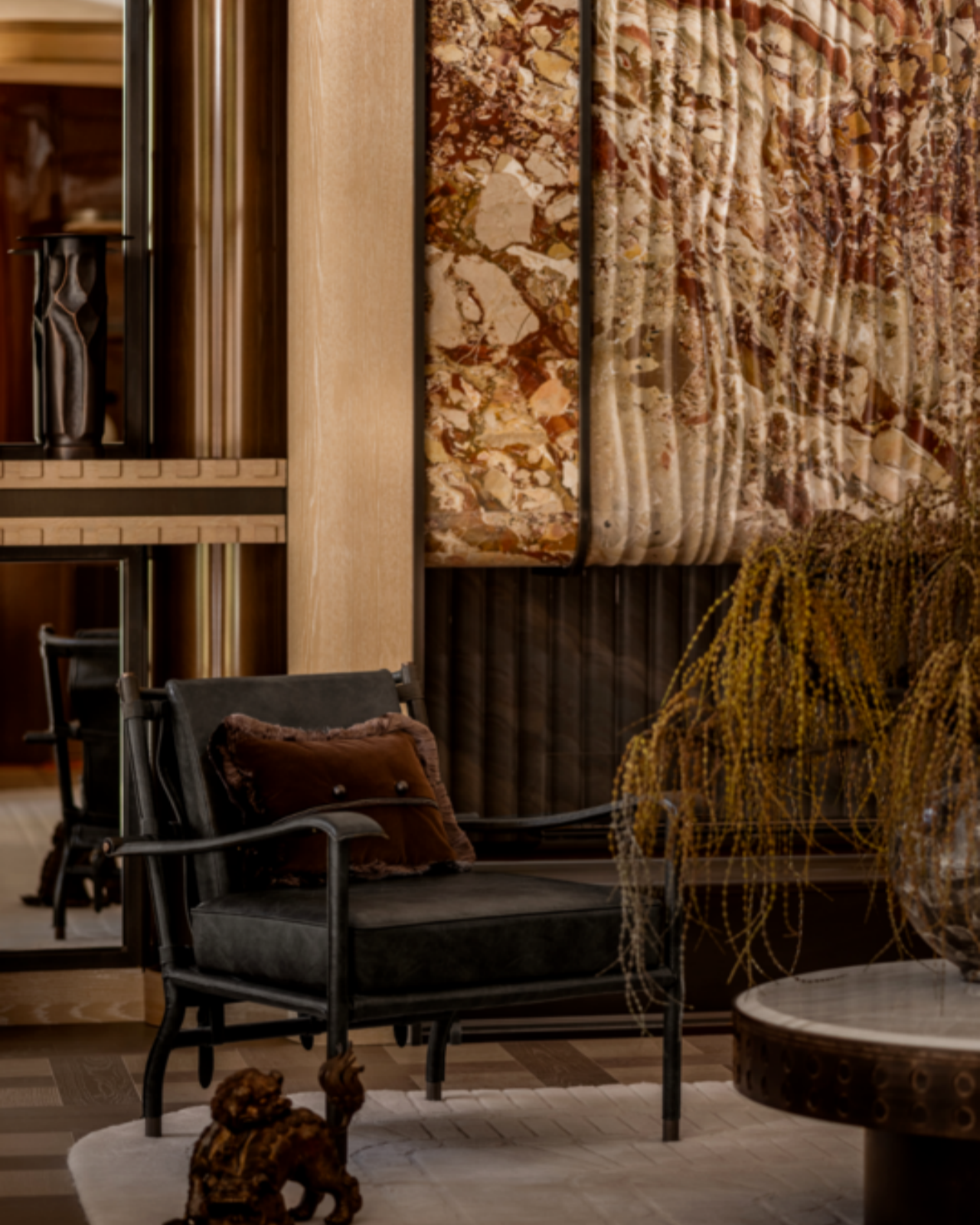 Between Stillness and Modernity: A Curved Sofa Inspires a New Imagination of Home