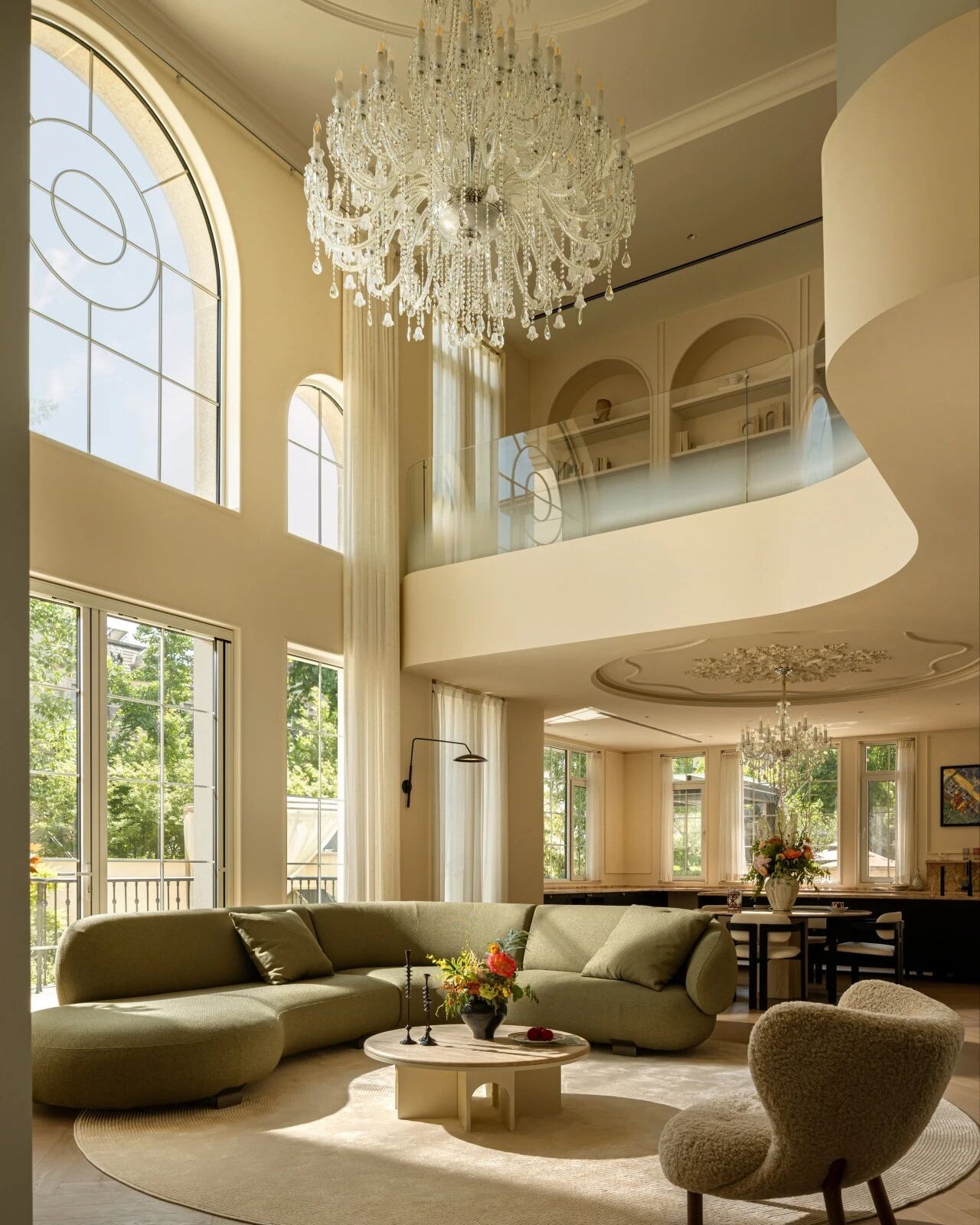Flowing Elegance – A Sofa Threading Through the Contemporary Home