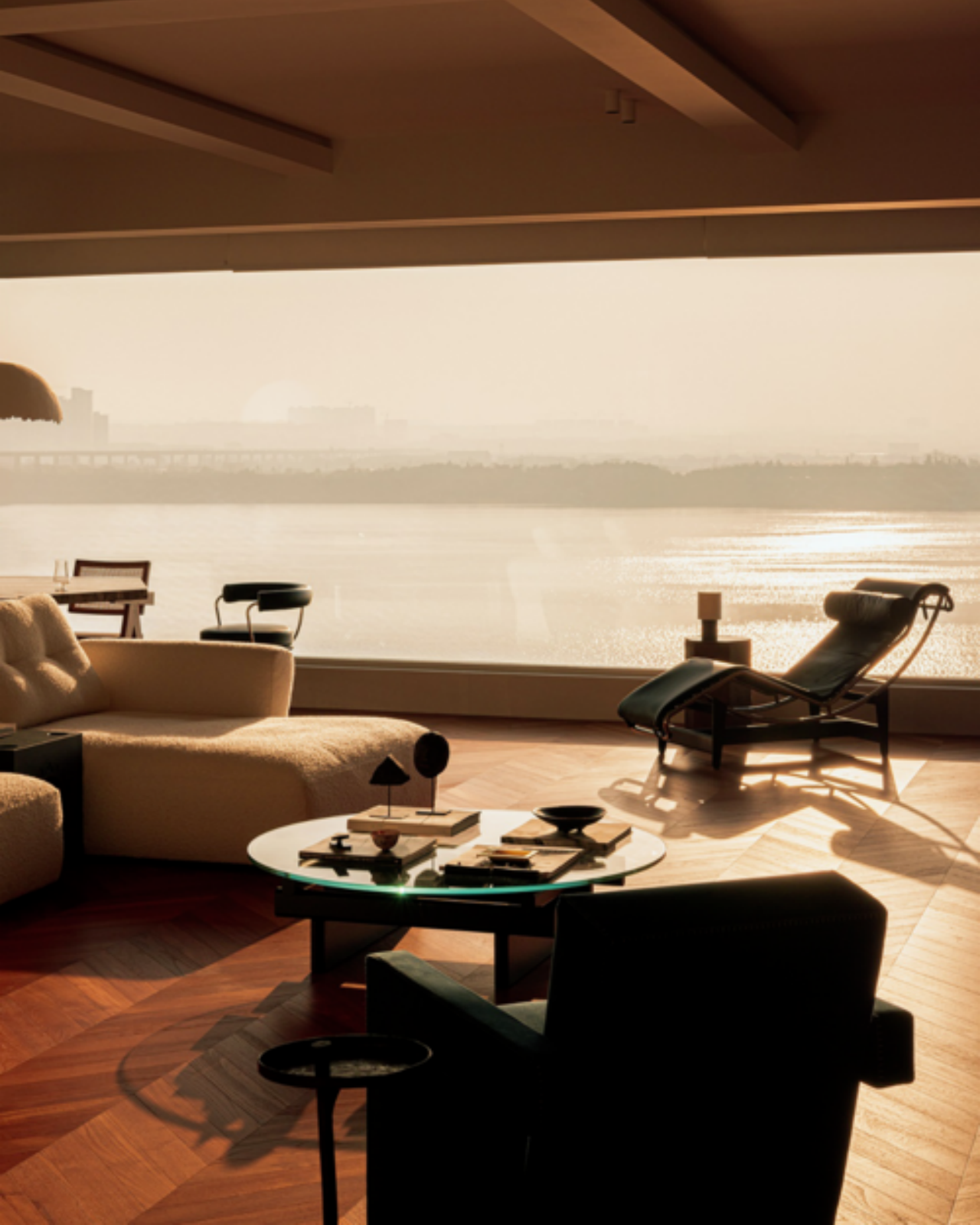 When the River Becomes Art:A Relaxed Home for an Aesthetic Couple, in Daily Dialogue with a Cassina Sofa