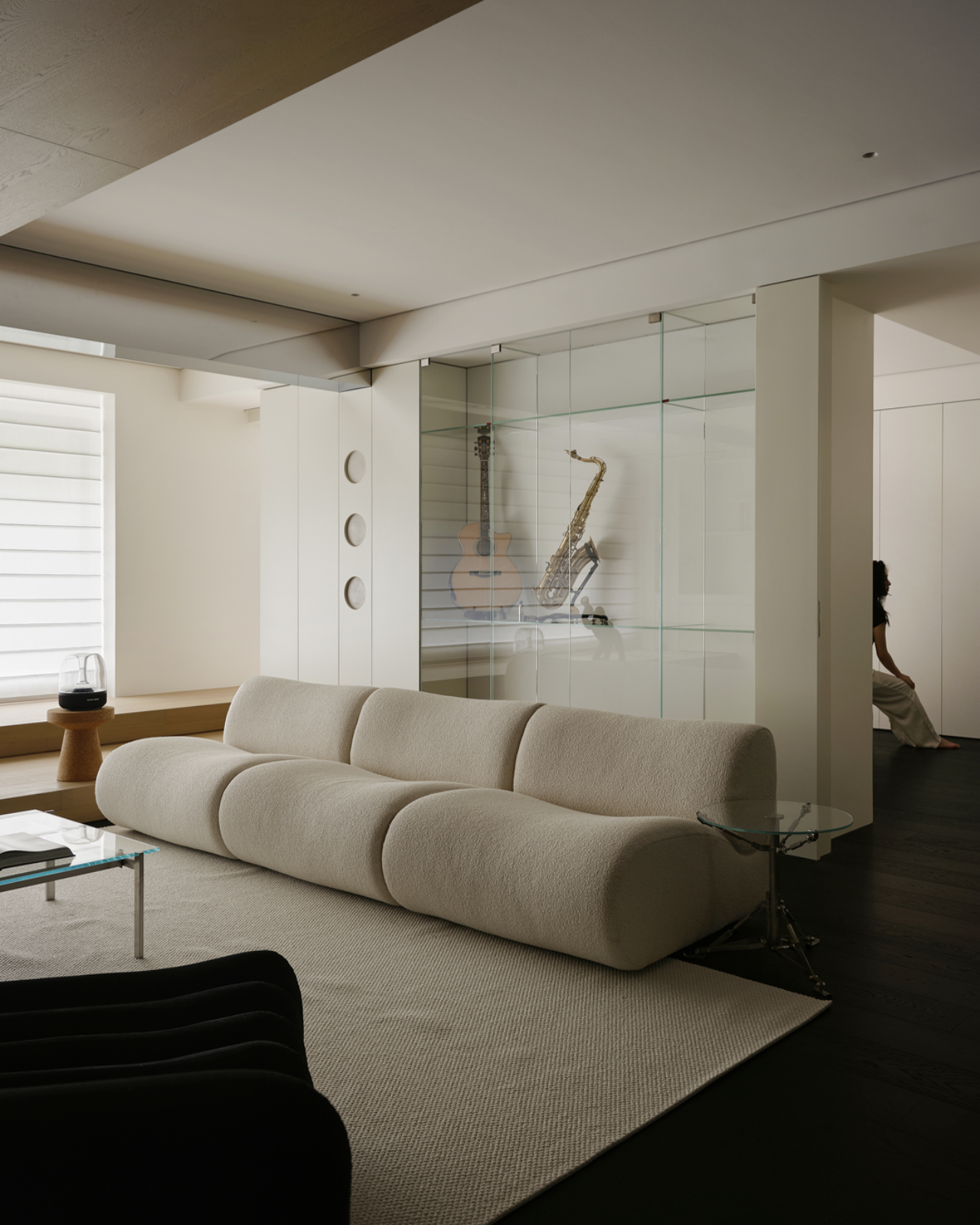 In a Flowing Wooden Space, the Sofa Becomes the Anchor of Daily Life