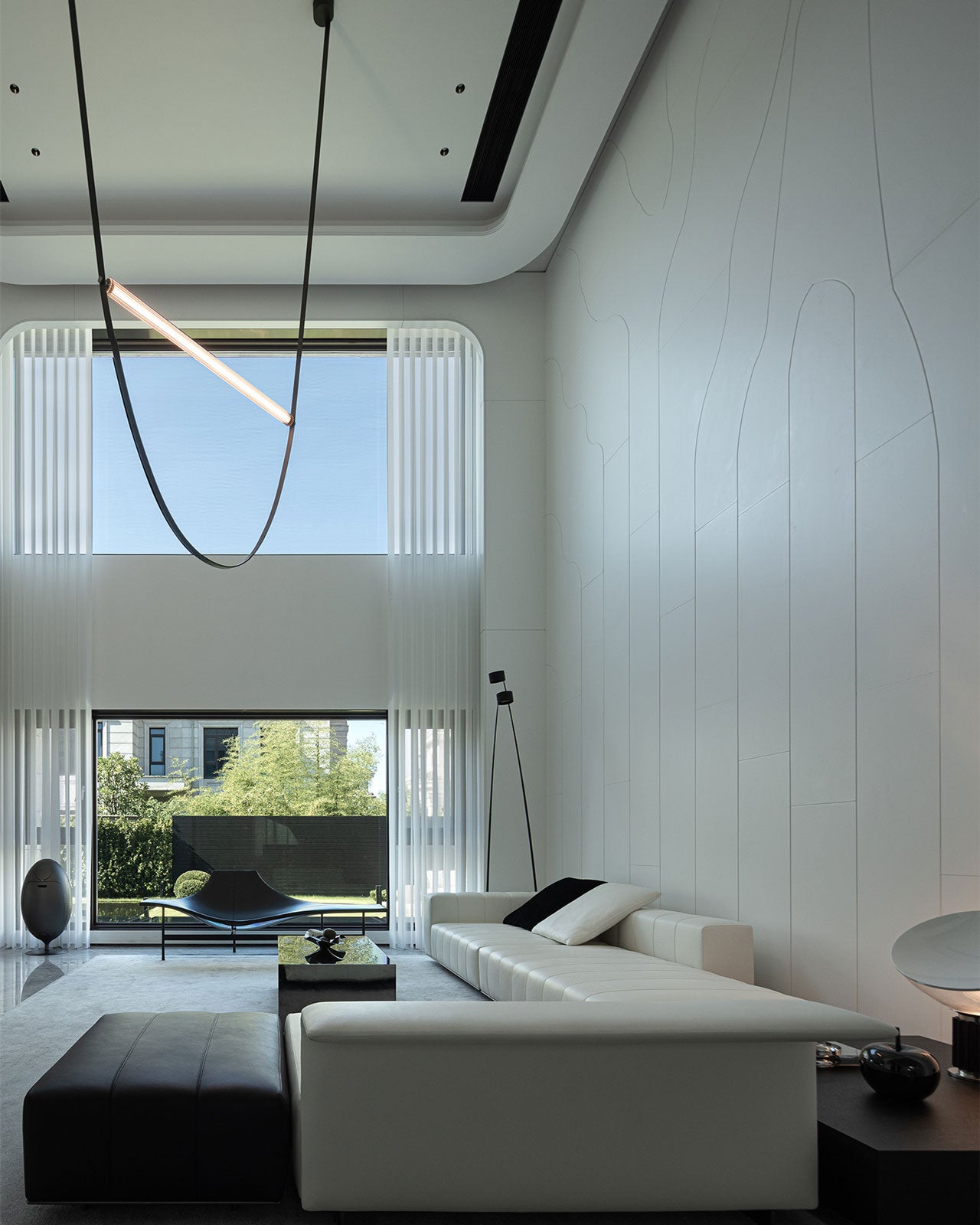 Functional Elegance:L-shaped Black and White Leather Sofa in Modern Villas