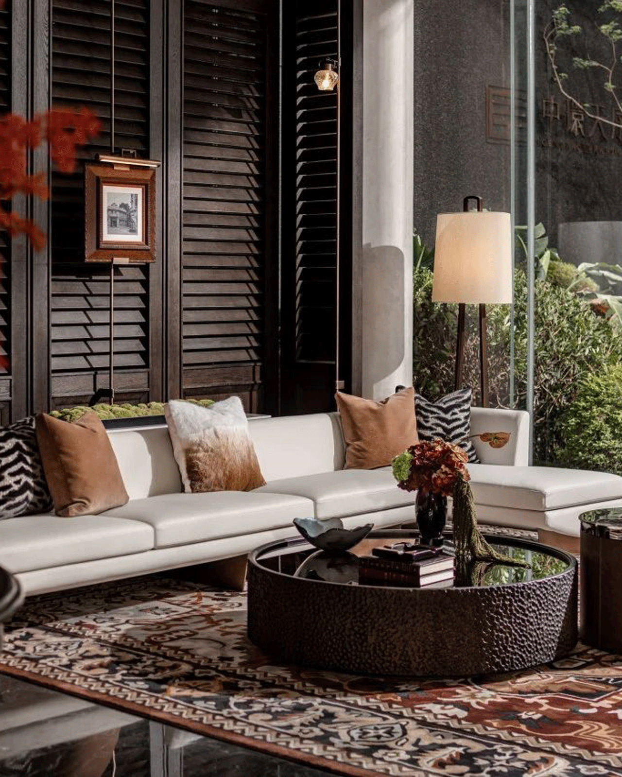 Immersive Modern Urban Lifestyle