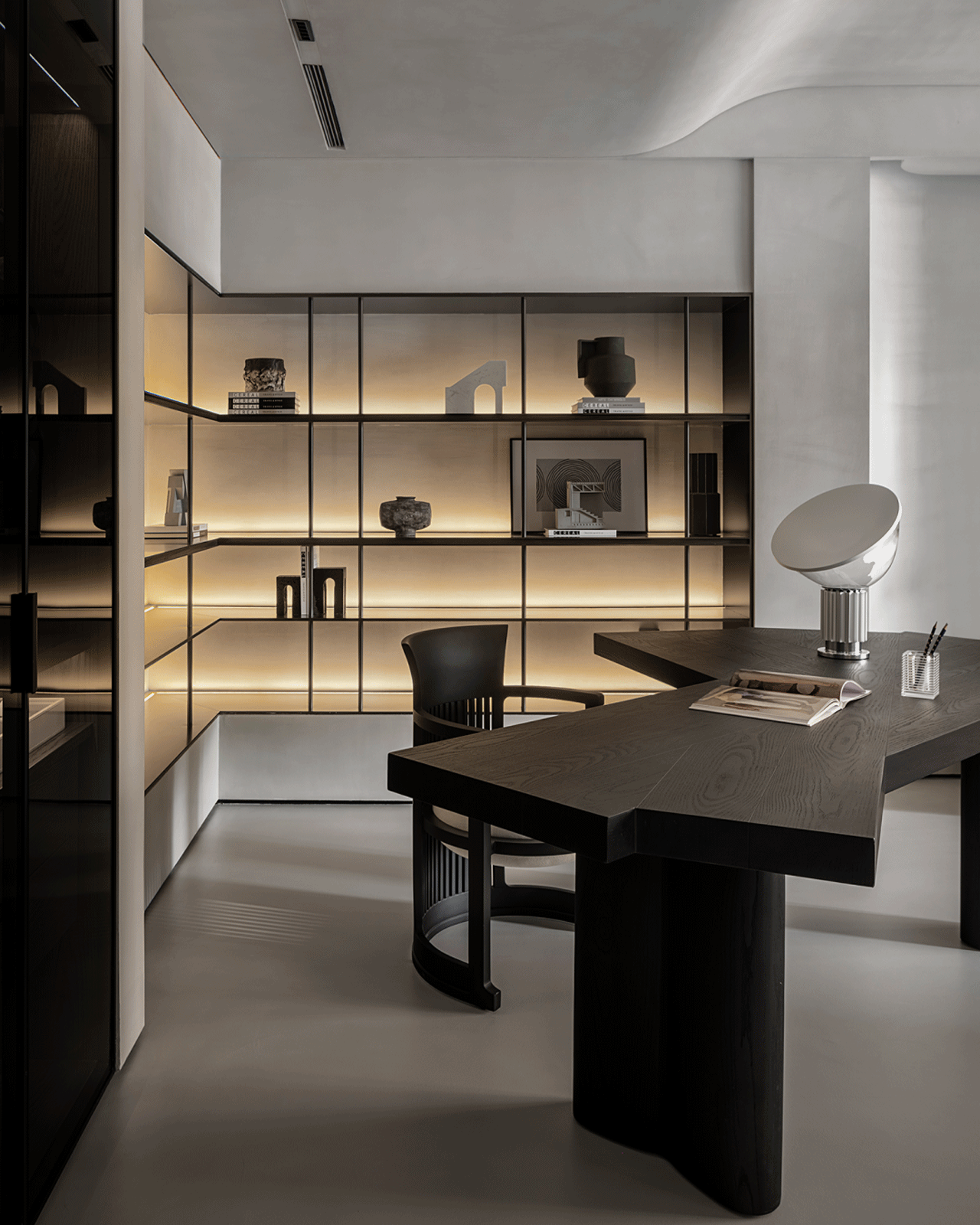 Artistic and Practical Integration of an Irregular Wooden Desk